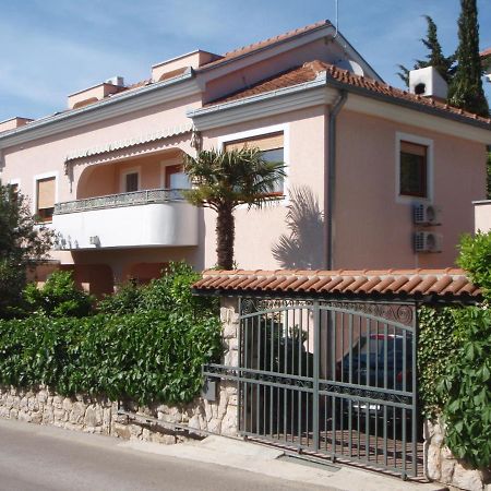 Apartments 30 M From The Beach Криквеница Екстериор снимка